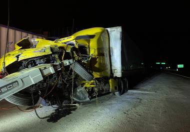 La cabina y caja del tráiler de la empresa Refrigeradores S.D.R quedaron severamente dañadas tras el impacto en el túnel de los Chorros.