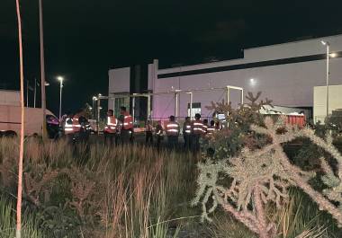 Elementos de Protección Civil acudieron a la empresa para verificar las condiciones tras el reporte de incendio.