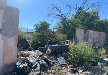 Vecinos de la colonia Bellavista denunciaron que un terreno baldío en la calle Ayuntamiento se ha convertido en foco de basura y malos olores ante la falta de limpieza.