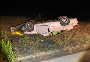 El vehículo fue retirado con apoyo de una grúa y trasladado ante el Ministerio Público de asuntos viales, donde se determinarán las responsabilidades correspondientes.