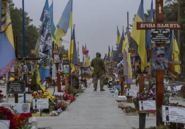 Un soldado camina por el cementerio de Lisove en Kiev, Ucrania, el 4 de diciembre de 2025. El plan estadounidense-europeo para proteger a Ucrania de futuros ataques rusos una vez finalizada la guerra actual exige un ejército ucraniano más robusto, el despliegue de fuerzas europeas en el país para disuadir otra invasión y un mayor uso de la inteligencia estadounidense, según funcionarios familiarizados con los borradores de dos documentos de seguridad que detallan la propuesta.
