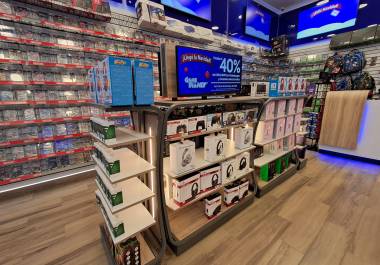 Además de videojuegos y consolas, también venden periféricos.
