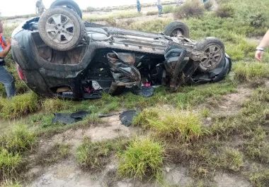La camioneta Nissan Datsun terminó con severos daños luego de salir de la carpeta asfáltica y volcar.