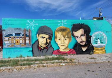 Mensaje. Mural ubicado en la Calle 8 de Ciudad Mirasierra, con los personajes de la película “Mi pobre angelito”.