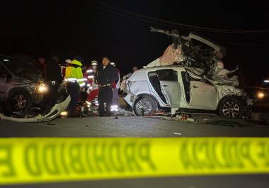 Reacción. La zona fue acordonada por agentes de Tránsito Municipal, en la foto se ve la Voyager atrás y el compacto sobre la Kia Sportage que conducía la maestra.