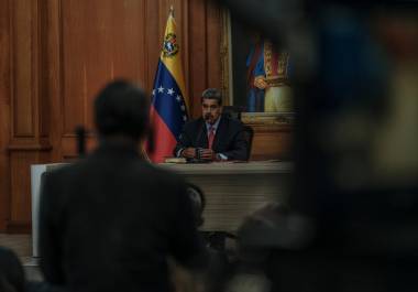 Poco después de la medianoche del día de las elecciones, el Consejo Nacional Electoral, controlado por el gobierno, declaró ganador al presidente Nicolás Maduro sin proveer ningún recuento de votos.