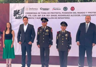Autoridades militares y alcaldes de la Región Sureste atestiguaron el relevo de mando realizado en las instalaciones del batallón.