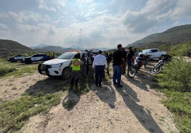 Elementos de rescate se reúnen para acudir al lugar del hallazgo del cuerpo.