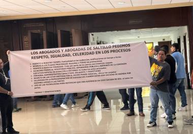 Manifestación en Tribunal de Justicia Coahuila. Abogados litigantes denuncian inconformidades por trato en juzgados.