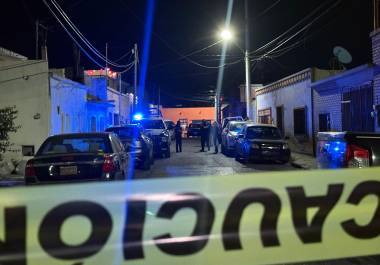 Elementos de la Agencia de Investigación Criminal acudieron al domicilio ubicado en la zona centro de Saltillo tras el reporte al 911.