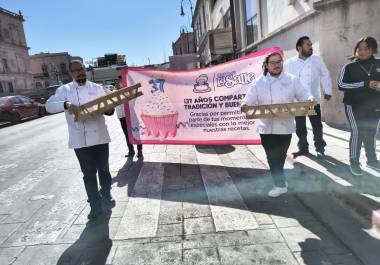 La entrega de cupcakes en puntos clave de Saltillo se convirtió en un gesto que emocionó a los ciudadanos, quienes recibieron el detalle con alegría.