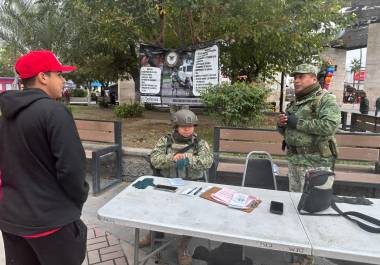 Poca afluencia se ve en el módulo de reclutamiento instalado en la plaza principal de Monclova para captar aspirantes.