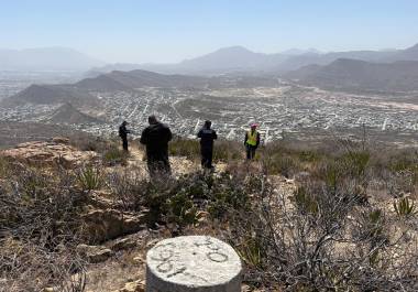 Elementos de Bomberos y de la Agencia de Investigación Criminal realizaron el rescate del cuerpo localizado en lo alto de un cerro entre las colonias Valle de San Antonio y San Vicente.