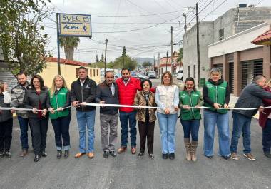 Vecinos de la calle Aragón celebraron la entrega del recarpeteo que mejora la circulación en la colonia El Pueblo.