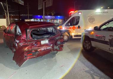 Testigos auxiliaron al afectado y ayudaron a mover la camioneta hacia una zona segura para evitar otro accidente.