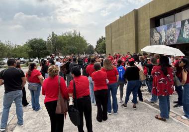 Representantes magisteriales se reunieron con autoridades educativas este lunes.