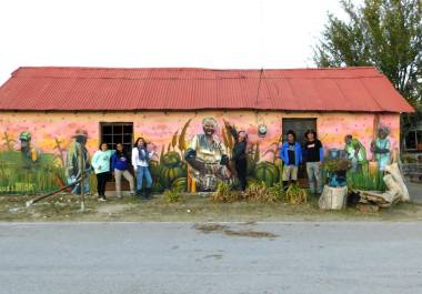 Retratan el legado de ‘Mamá Guecho’ en mural del poblado de negros mascogos