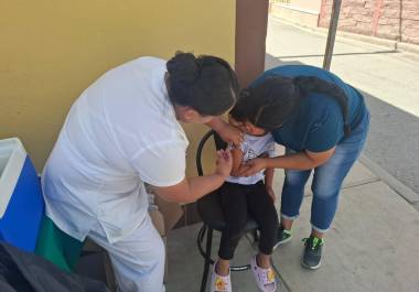 Personal del IMSS aplica vacunas a menores en módulos instalados en espacios públicos como parte de la jornada estatal.