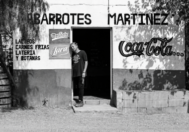 La vida de Tivo no cabe en una sola palabra: tienda, campo, familia, marchas, ganado y memoria. Nació el 6 de septiembre de 1980 y en el rancho casi nadie le dice Primitivo: le dicen Tivo.