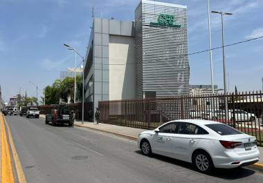 La explosión habría sido causada por la detonación de un supuesto artefacto explosivo en el exterior del edificio.
