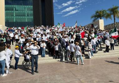 Con pancartas y consignas, los asistentes exigieron justicia y cuestionaron al Gobierno Federal durante la marcha que recordó el asesinato del alcalde de Uruapan, Carlos Manzo.