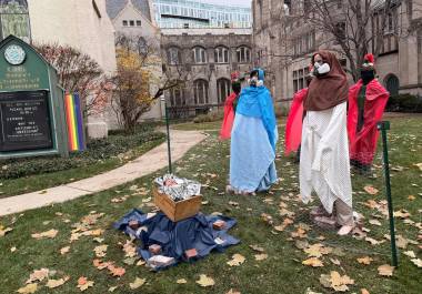 Un pesebre con el Niño Jesús con las manos atadas y cubierto por una manta de aluminio como la usadas en el centro de detención de inmigración, María y José con máscaras para protegerse de gases lacrimógenos.