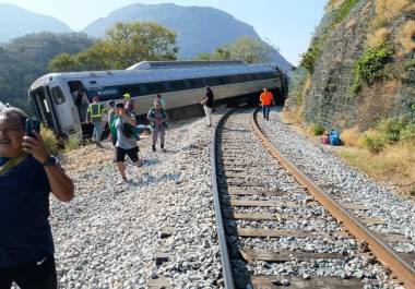 En la más reciente actualización de la Secretaría de Marina (Semar) sobre el descarrilamiento del Corredor Interoceánico del Istmo de Tehuantepec en Nizanda, Oaxaca, se confirmó la presencia de 13 personas sin vida y 98 lesionadas.