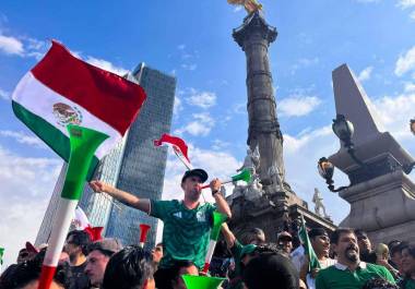 Cientos de aficionados acudieron al Ángel de la Independencia a festejar el triunfo de la Selección Mexicana tras vencer 2-0 al equipo de Sudáfrica durante la inauguración del Mundial en el Estadio Ciudad de México.