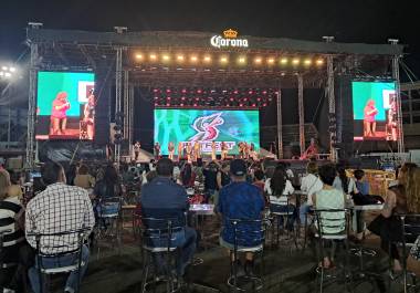 Autoridades municipales y la cónsul general de Estados Unidos en Monterrey encabezaron la entrega de reconocimientos a la agrupación invitada, previo al concierto de jazz.