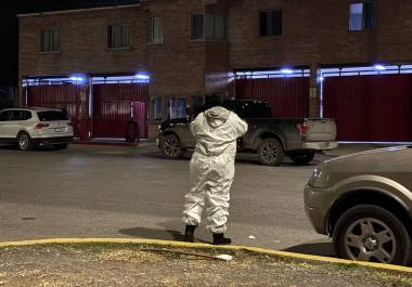 Elementos de la Fiscalía General del Estado acudieron a la estación Sur de Bomberos para realizar las diligencias correspondientes tras el fallecimiento del joven.