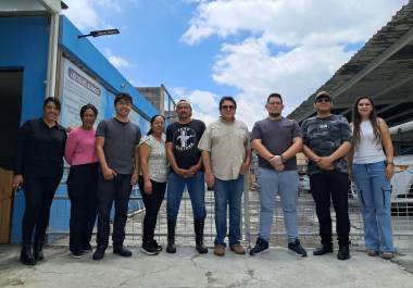Alejandro Gutiérrez e integrantes de Dignidad Animal explicaron las acciones que realiza la organización en materia de rescate, rehabilitación y adopción de perros en Saltillo.