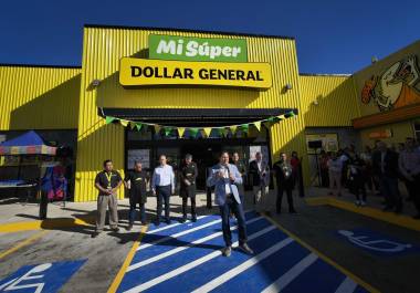 Durante la inauguración de la primera tienda de Saltillo, el director de Operaciones de Dollar General, Hernán Montealvo Sánchez indicó que es la primera en Saltillo