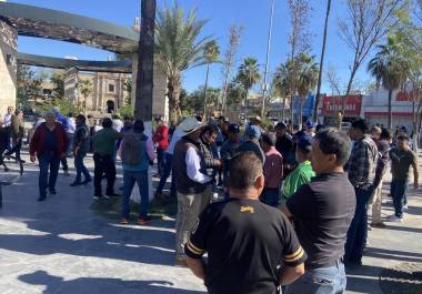 Obreros de AHMSA se reunieron en la plaza principal de Monclova para exigir el pago de adeudos pendientes durante la quiebra de la empresa.