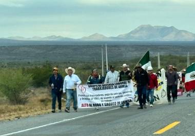 Ex trabajadores de AHMSA avanzan sobre la carretera 57 en su marcha hacia Saltillo.