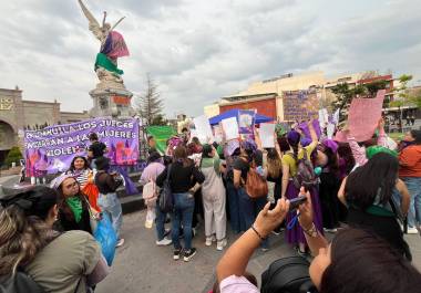 El contingente interseccional concluyó la marcha en la Plaza Manuel Acuña; una bandera interseccional fue colocada a la escultura en honor a Manuel Acuña.
