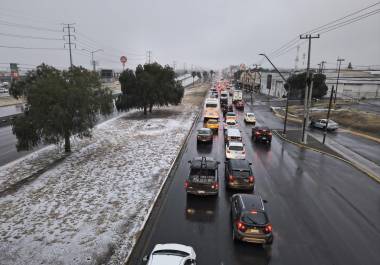 Vista del bulevar Fundadores con la capa de nieve a primeras horas del día.