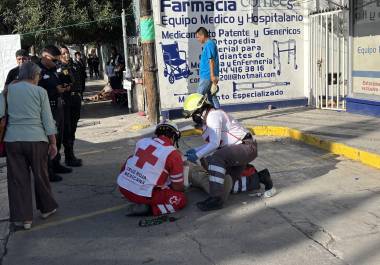 Paramédicos de la Cruz Roja auxiliaron al hombre tras la caída registrada sobre Venustiano Carranza.
