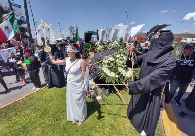 Con temperaturas de 30 grados centígrados, los manifestantes marchan bajo el sol en Saltillo.