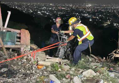 Personal de rescate utilizó cuerdas y equipo especializado para recuperar la unidad de dos ruedas que quedó atrapada en el fondo del arroyo tras el accidente.