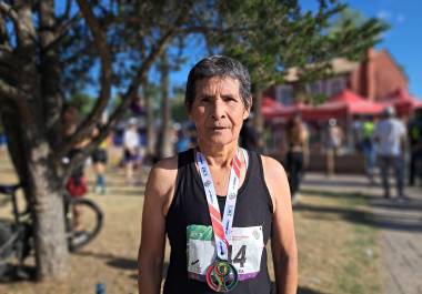 Francisca Ernestina Soto Fernández completó el 21K Coahuila 2026 en Saltillo y mantiene viva su pasión por correr a los 66 años.
