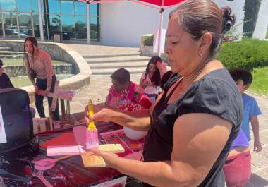 Activistas y familias iniciaron en Saltillo el Taller de Cruces Rosas como una forma de exigir justicia.