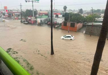 En distintos puntos de la ciudad se registraron encharcamientos y cierres preventivos de circulación debido a la intensidad de las precipitaciones.