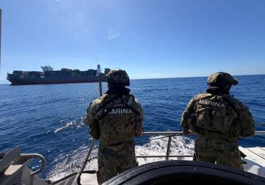 Semar y autoridades federales aseguraron 137 kg de cocaína en Lázaro Cárdenas y detuvieron a cinco ecuatorianos; el cargamento estaba oculto en contenedores.