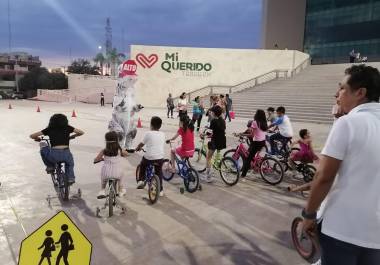 Niños y niñas disfrutarán de la Bici-Escuelita de Halloween en la Plaza Mayor, donde podrán aprender sobre seguridad vial de forma divertida.