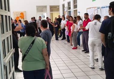Trabajadores del Cesame se manifestaron pacíficamente en la entrada del centro, exigiendo protocolos claros y apoyo institucional tras la detención de dos compañeros.