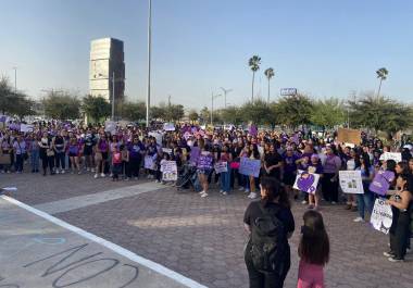 Mujeres corean consignas en la Plaza Magisterio tras finalizar la marcha.