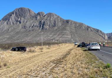 La camioneta Dodge Durango quedó fuera del camino tras el impacto lateral.