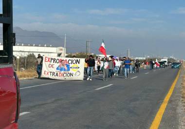 Ex trabajadores de AHMSA avanzan por la carretera rumbo a Saltillo para exigir pagos pendientes tras tres años del cierre de la acerera.