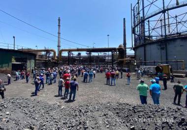 Extrabajadores de AHMSA calificaron como un duro golpe la cancelación de la subasta, al considerar que retrasa el pago de salarios y prestaciones pendientes desde hace más de tres años.