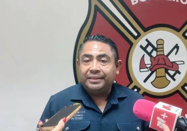 Elementos de Protección Civil recomiendan mantener las luces lejos de materiales inflamables.